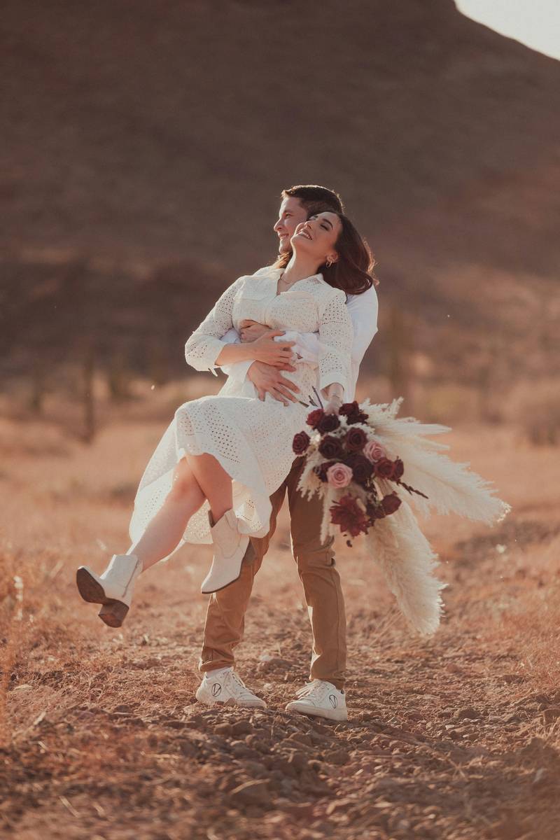 Daniela y Pablo con su ramo de pampas